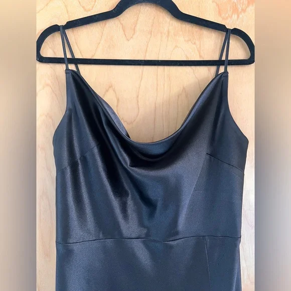 Elegant Black Satin Gown - Picture 3 of 7